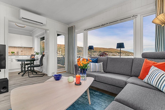 Fra stue er det utgang til balkong.