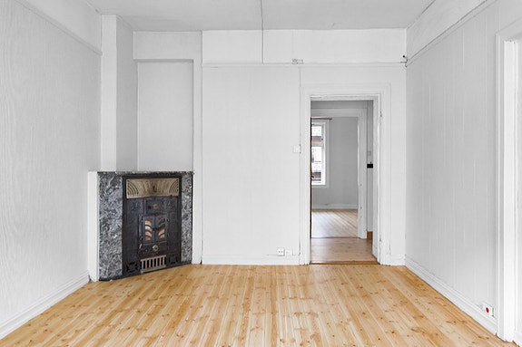 Romslig stue med god takhøyde og lysmalte overflater