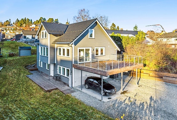 Velkommen til Olav Duuns veg 21! En moderne enebolig 5 soverom og 2 stuer. NB- Sokkel medfølger ikke