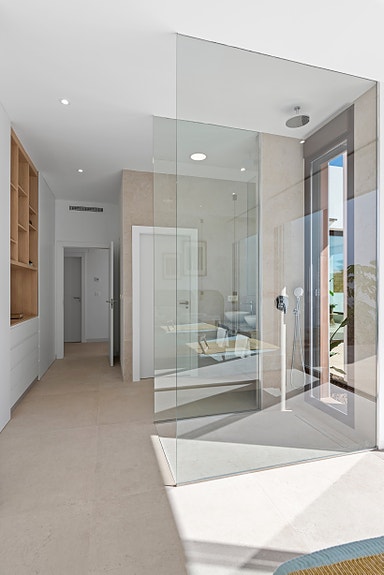 SOLGT! Hjørne-villa med underetasje | Stor uteplass med privat basseng | 3 soverom og 2 bad | Mulighet for takterrasse