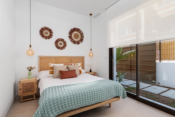 SOLGT! Hjørne-villa med underetasje | Stor uteplass med privat basseng | 3 soverom og 2 bad | Mulighet for takterrasse