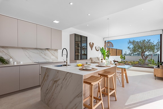 SOLGT! Hjørne-villa med underetasje | Stor uteplass med privat basseng | 3 soverom og 2 bad | Mulighet for takterrasse