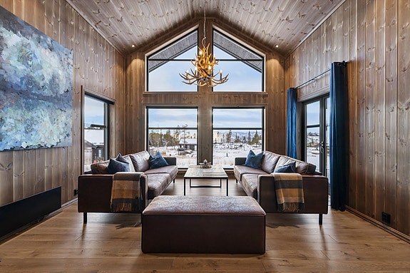 Hytta byr på panoramavindu i front som slipper naturen inn