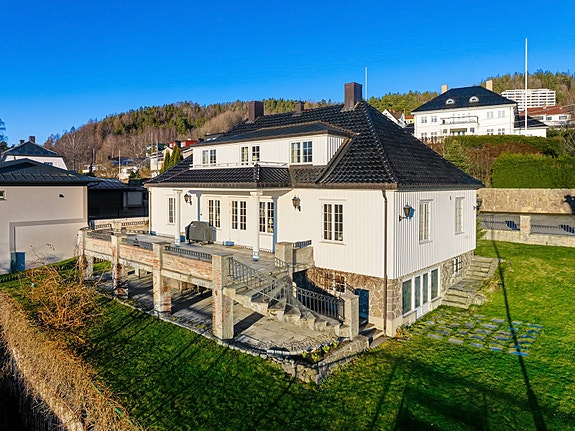 Vakker, klassisk 20-talls villa med svært attraktiv beliggenhet.