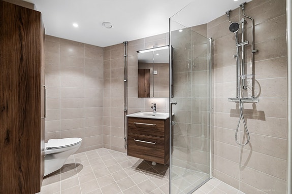 Lekkert bad med downlights i tak og varmekabler i gulv, oppgradert 2024!