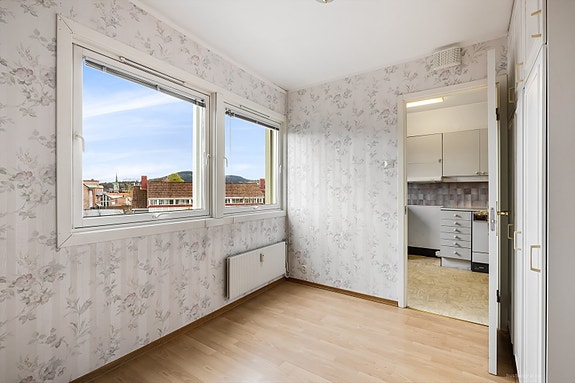 Soverom 1 med god plass til dobbeltseng og garderobe.