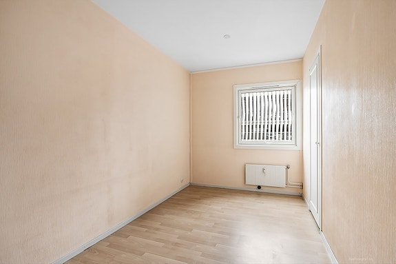 Det er umiddelbar nærhet til nærsenter, dagligvare, buss, barnehage, barneskole og idrettsanlegg.