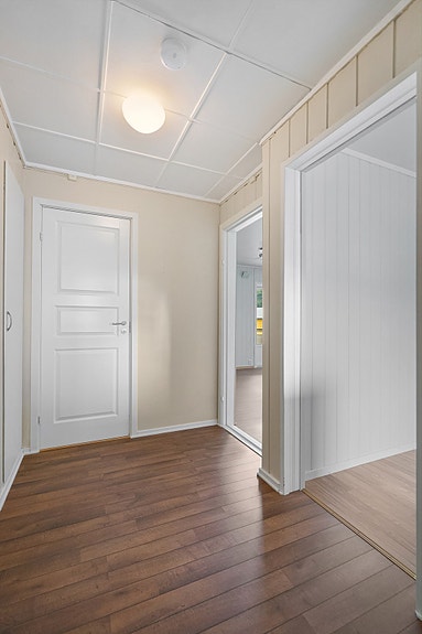 Romslig entré med gode muligheter for oppheng av yttertøy og sko
