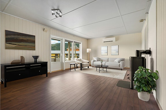 Lys og romslig stue med plass til både sofakrok og spiseplass (digital møblering)