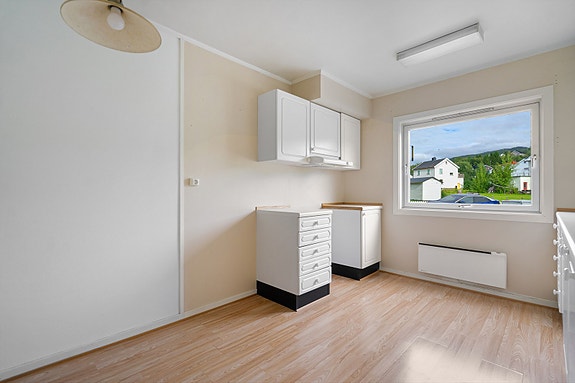 Et lyst og romslig kjøkken som gir deg mulighet til å sette ditt eget preg på stilen