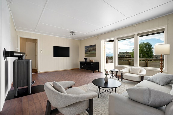 Fra stue har du utgang til stor terrasse i front av leiligheten (digital møblering)