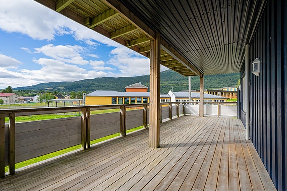 Perfekt uteplass for både rolige morgenstunder og sosiale kvelder - god plass til spisegruppe eller lounge