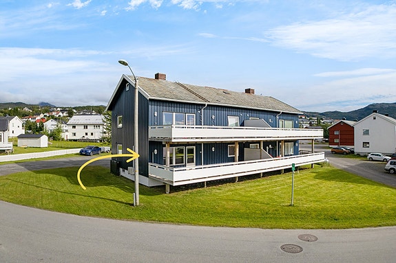 Leiligheten ligger i 1.etasje - sentral beliggenhet, to soverom og stor balkong