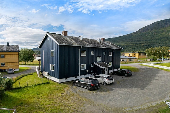 Felles inngang på baksiden av bygget