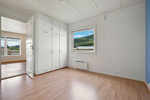 Soverommet har innebygde garderobeskap - både funksjonelt og praktisk