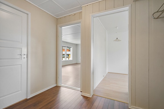 Lys og trivelig gang som binder leiligheten sammen og gir et godt førsteinntrykk