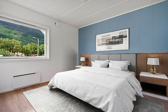 Soverom 1 - romslig soverom med god plass til dobbeltseng og garderobeløsning (digital møblering)