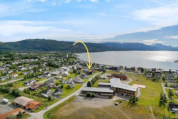 Leiligheten ligger i et rolig og barnevennlig område