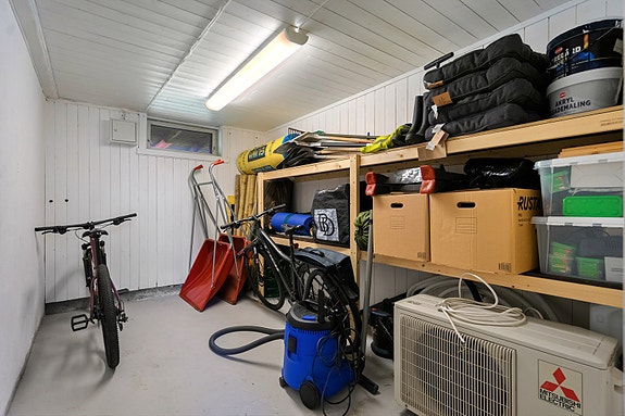 Felles bod med mulighet for oppbevaring av diverse