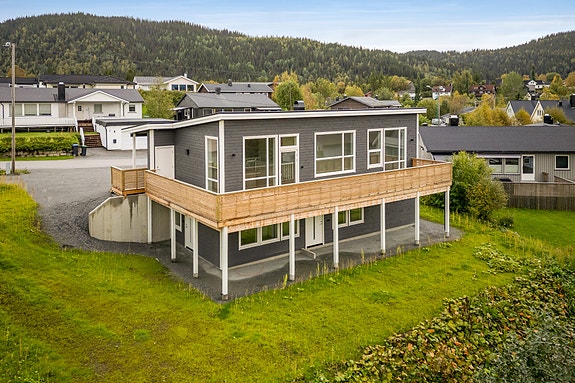 EIE eiendomsmegling har gleden av å presentere Heiloveien 12! Det vil bli montert utvendig trapp ned til utleiedelen før overtagelse