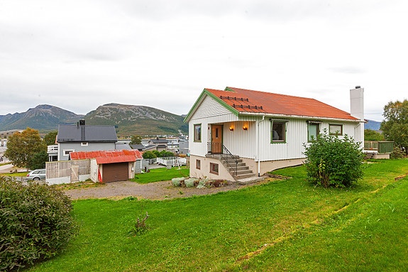Eiendommen ligger sentralt til, like nord for Sortland sentrum.