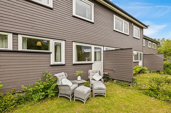 Fra soverommet er det adkomst ut til husets koselige hage.