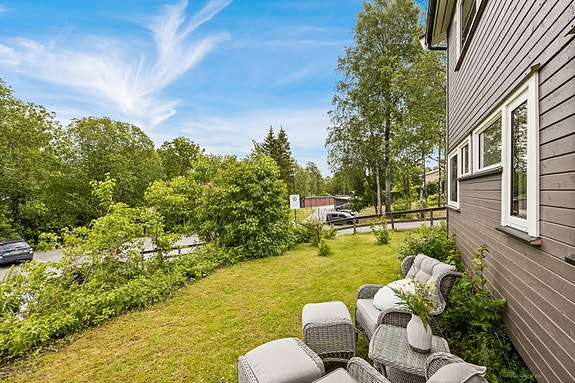 Her kan du nyte sommerdagene med egen hage.