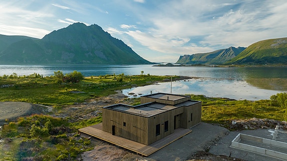 Velkommen til Leinesveien 32 - Presentert av EiendomsMegler 1 Lofoten. Foto: EFKT.
