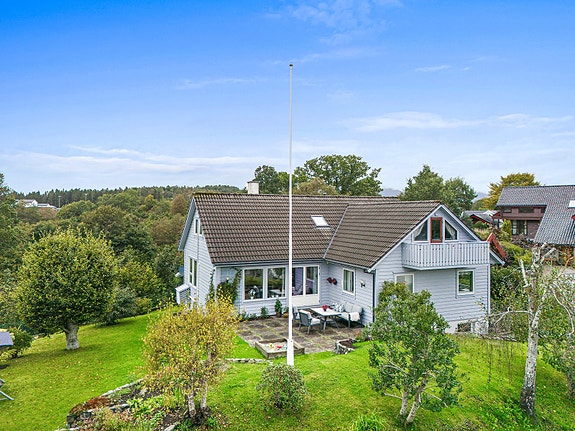 Eiendommen ligger høyt og rolig til, helt i enden av vei, noe som gjør at man slipper gjennomgangstrafikk og kan nyte et fredelig bomiljø.