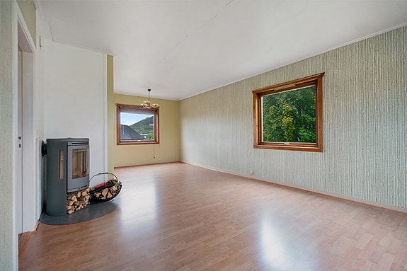 Lys og romslig stue med mye potensial