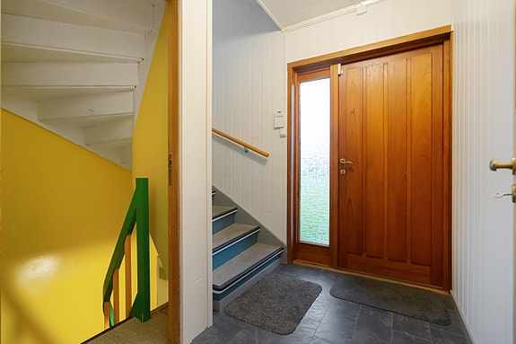 Inngangsparti med enkel adkomst til kjeller og 2.etasje