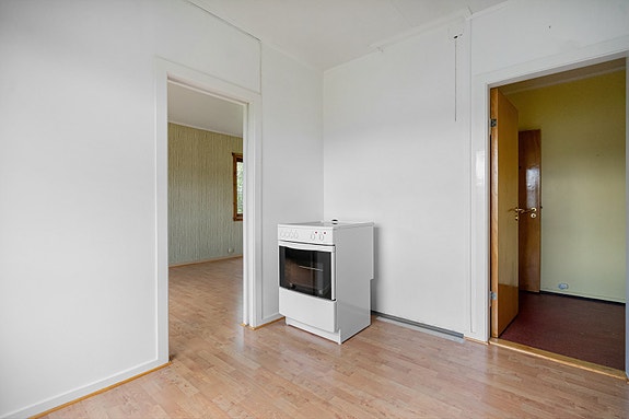 Fra kjøkkenet har du adkomst inn i stuen