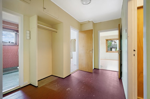 Romslig gang med adkomst til 2 soverom, stue, kjøkken og bad i 1.etasje