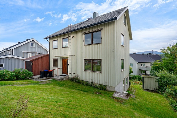 Boligen består av 3 boenheter