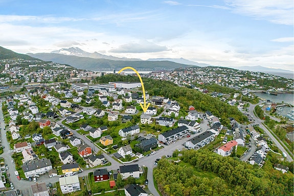 Fra eiendommen er det kort vei til Narvik sentrum, skoler, butikker og turområder - her får du en sentral, men likevel rolig beliggenhet