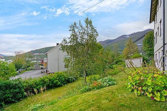 Solrikt uteområde med flott utsikt mot fjellene - et godt utgangspunkt for å skape en hyggelig hage