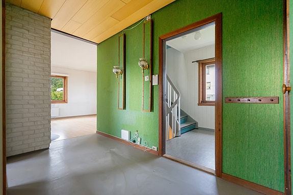 Fra trappoppgang kommer du inn i mellomgang som tar deg videre inn i etasjen