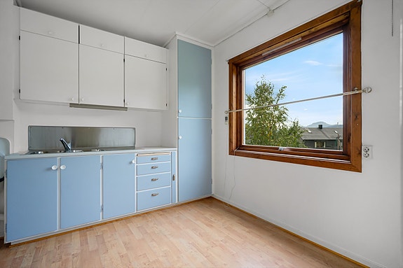 Godt lysinnslipp fra stort vindu