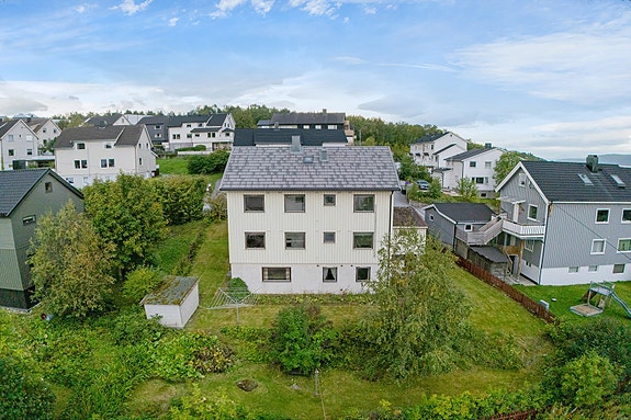 Beliggenheten er sentral med gangavstand til sentrum, Narvik ungdomsskole, dagligvarebutikker og flotte turområder i Elvedalen