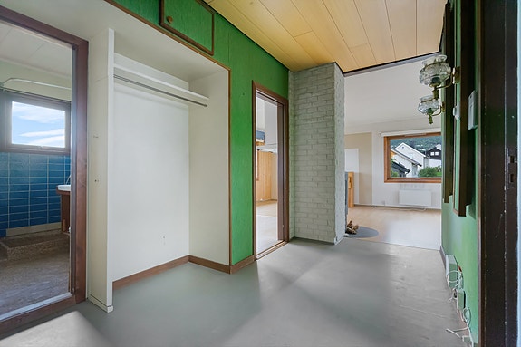 Gangen har adkomst inn til 2 soverom, kjøkken og bad