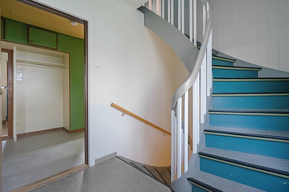 Fra 2.etasje leder trappeoppgangen til loft