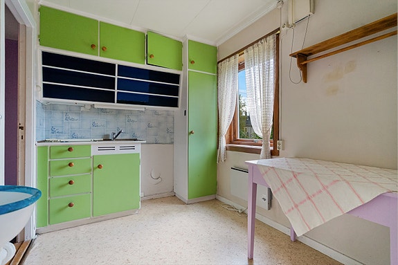 Kjøkken med eldre kjøkkenromsinnredning