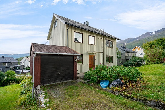 Boligen har egen garasje og innkjørsel med oppstillingsplass for bil