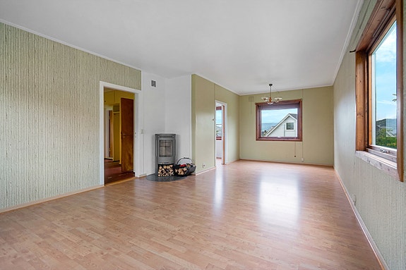 Stuen er utstyrt med vedfyring, perfekt for kalde høst-og vinterdager!