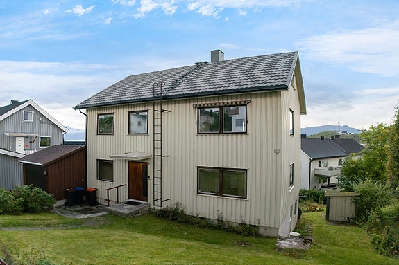 Romslig tomt med hage som kan tilpasses etter behov