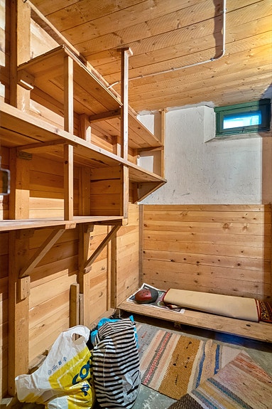 Bod med hyller kjelleretasje