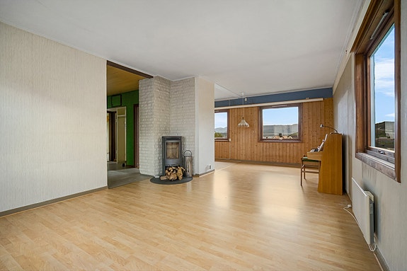 Stor stue med vedovn og gode vindusflater
