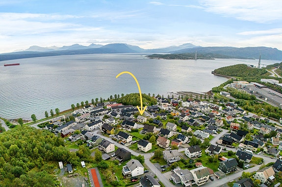 Eiendommen ligger i et etablert boligområde, med kort vei til sjøen og flott utsikt mot fjorden og Hålogalandsbrua