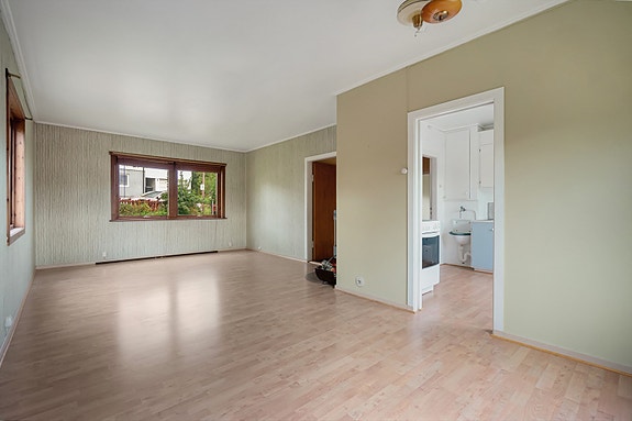 Stor stue med plass til både spisebord og sofagruppe