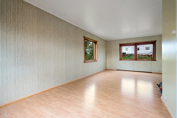 Rommet har godt med naturlig lys fra vinduene i stuen